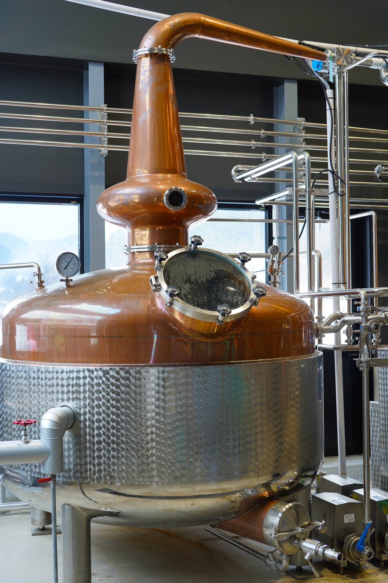 大きな蒸留機が施設内で存在感を放ちます