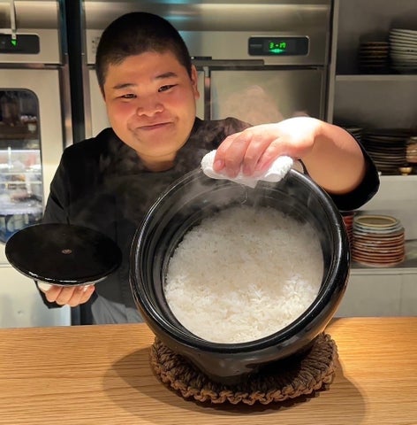 おにぎり太郎氏が、土鍋で炊いたご飯でおにぎりを握ります。