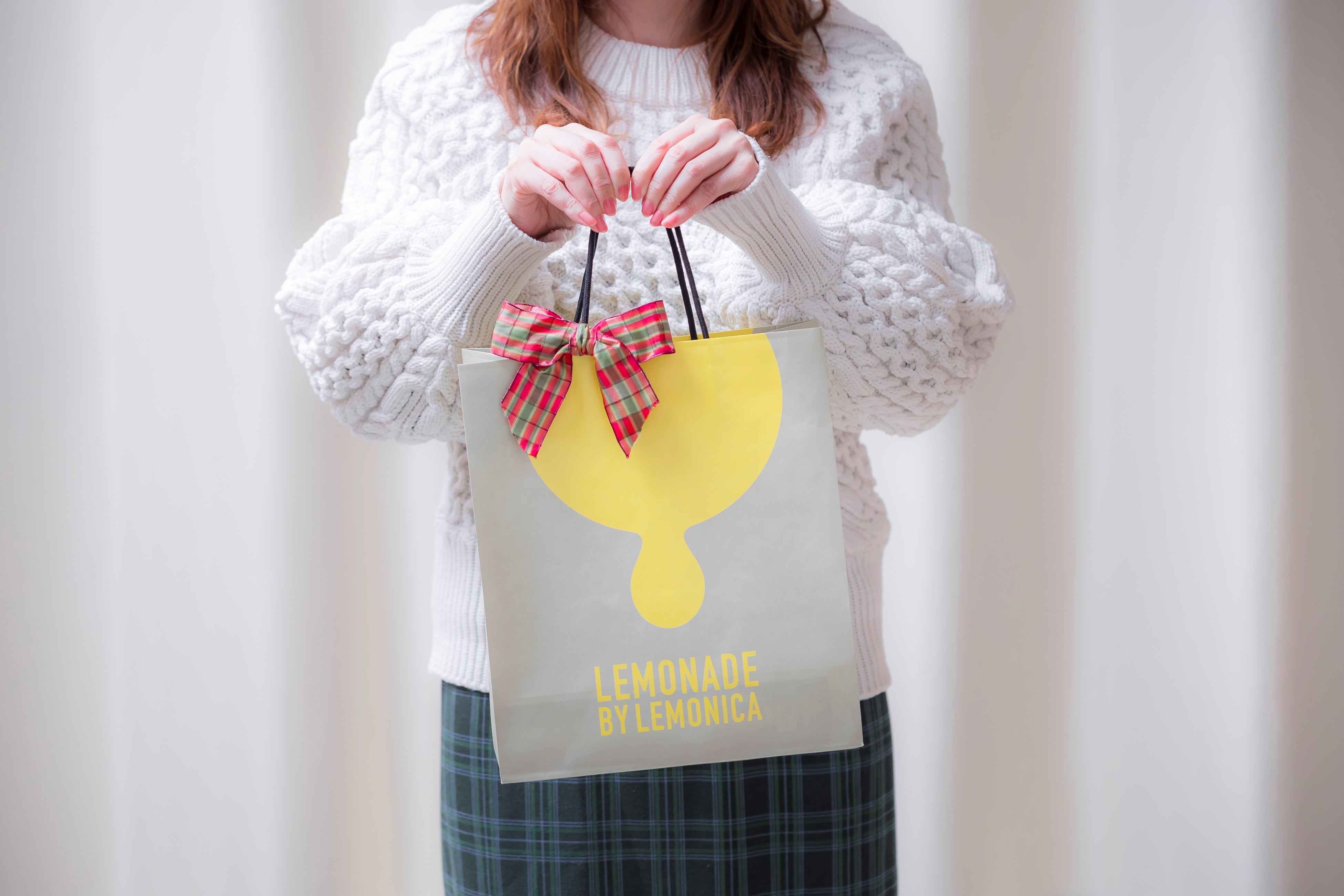 オリジナル手提げ袋付き（写真はクリスマス限定リボンラッピング）