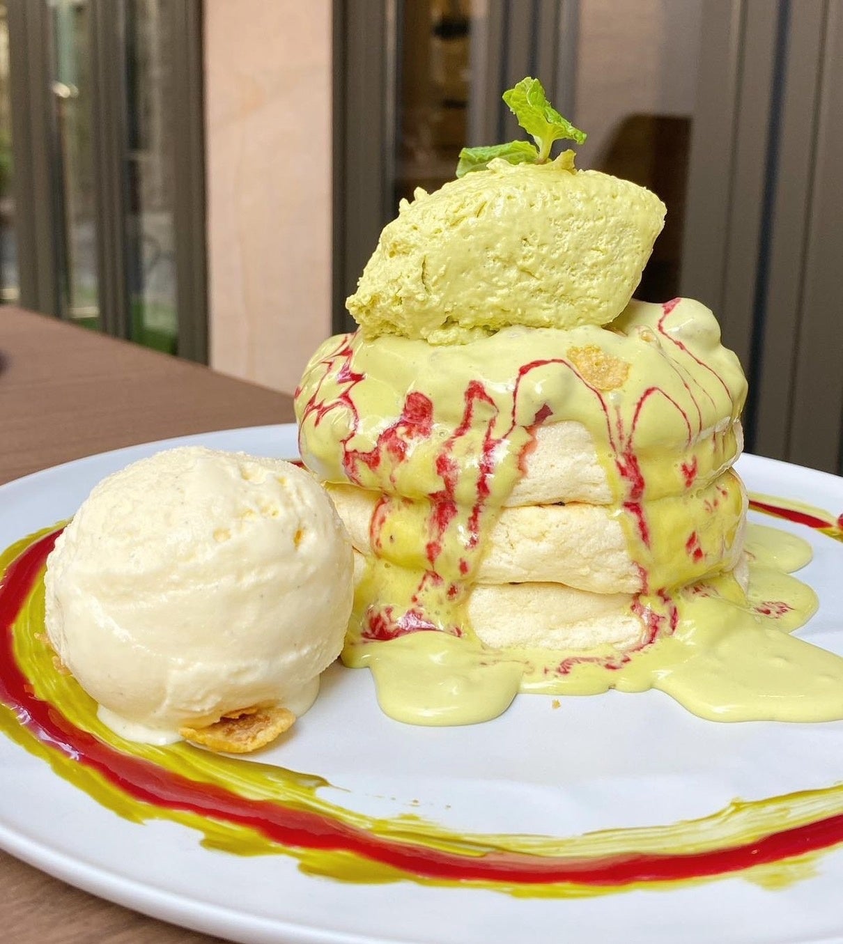 ※銀座店限定メニューのピスタチオパンケーキ。イタリア産ピスタチオをクリームでミルキーに包み込み、ラズベリーとストロベリーのダブルソースで仕上げた、艶やか＆爽やかなパンケーキで価格は1480円～（税込み）となります。