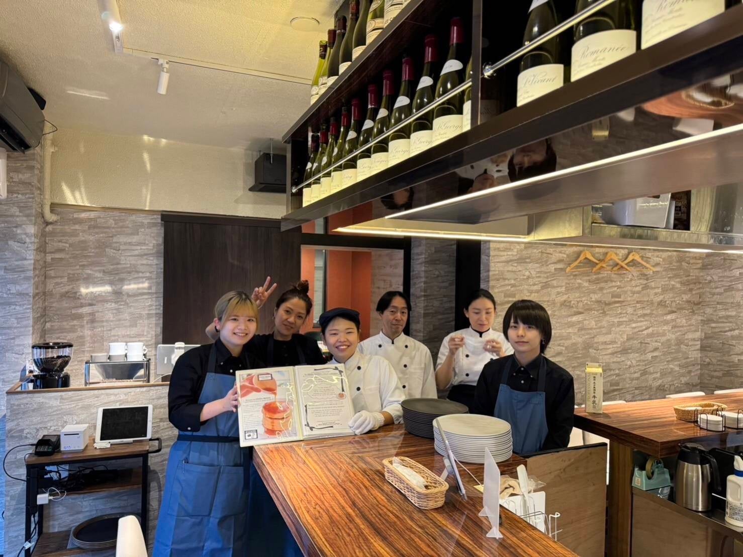 ※銀座店は東銀座駅から徒歩数分。沖縄店のスタッフも参加し、お食事はもちろんホスピタリティ溢れるサービスを広い店内でご提供します。