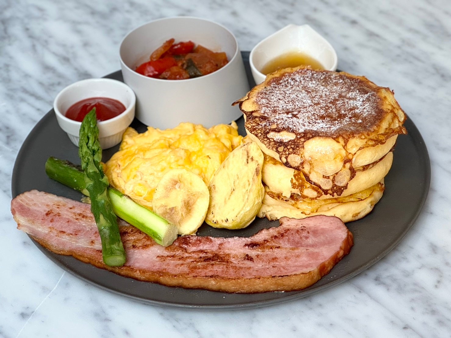 ※看板メニュー「エッグ&ミート」。これを食べるために沖縄で連日行列が出来ています。ランチは日替わりスープがついて1580円(税込み)となります。