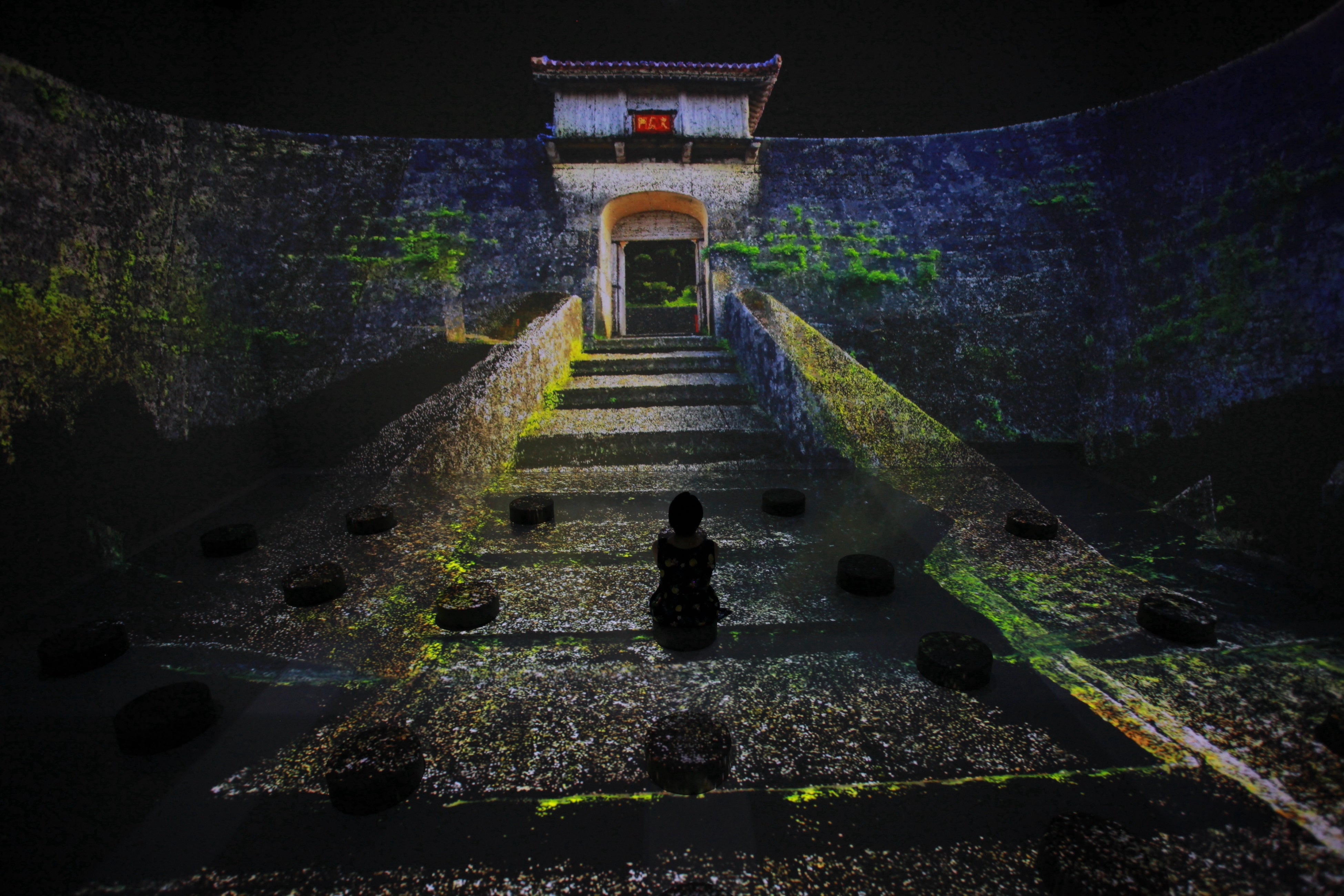 沖縄の歴史を体感するプロジェクションマッピング