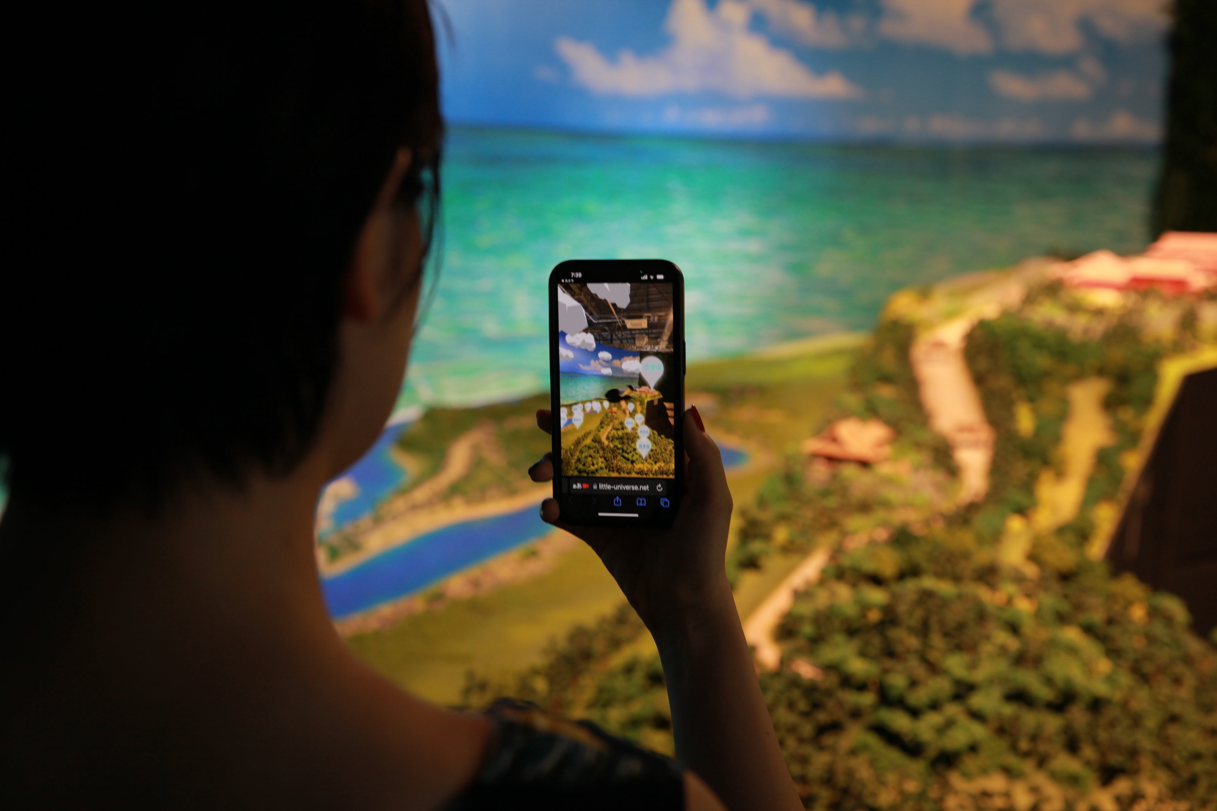 スマートフォン上で地理関係を確認できるARポップ