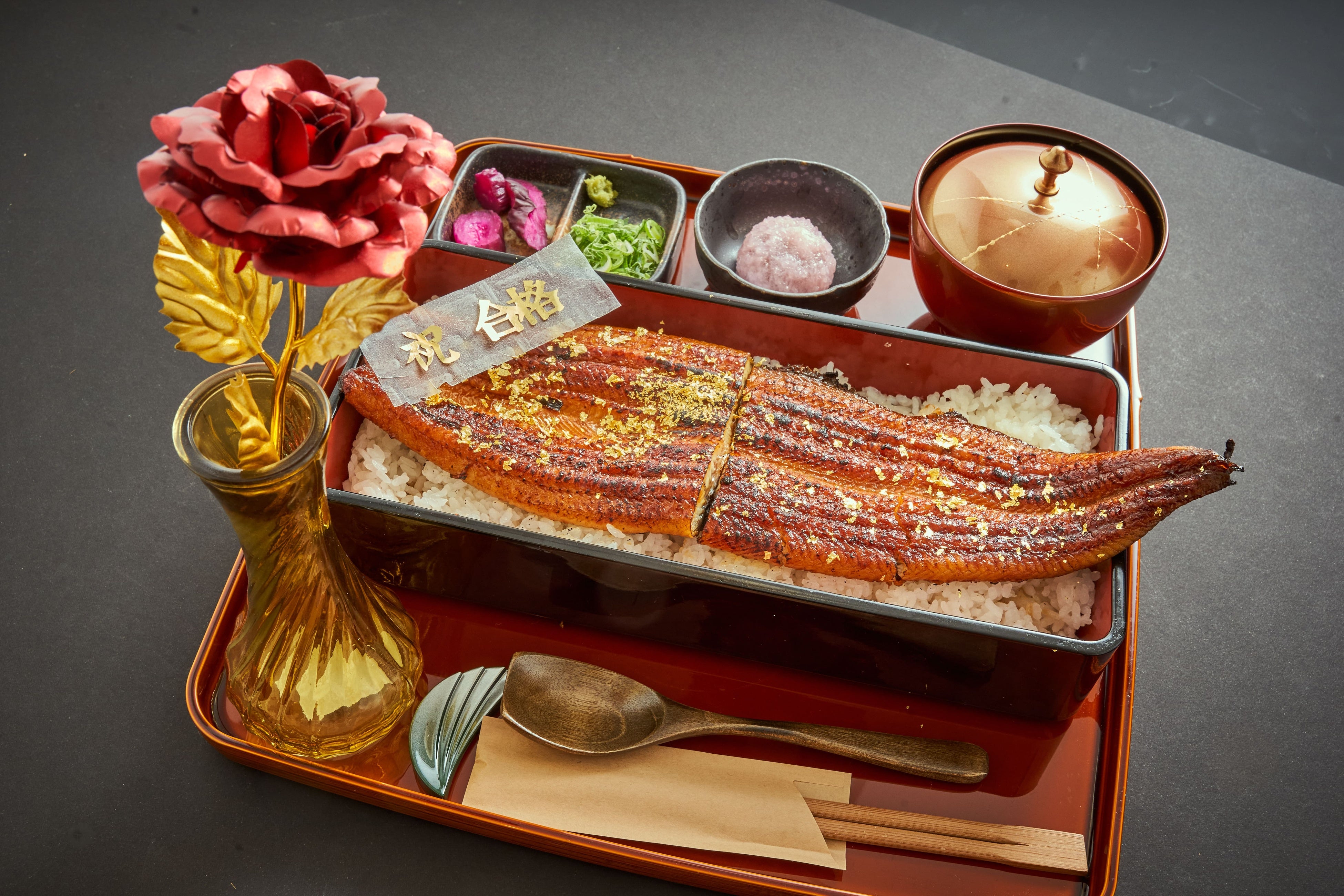 伝統工芸「金沢箔」をした「希々花　祝 合格重」（※商標登録申請中）はお祝いの日を贅沢に演出する