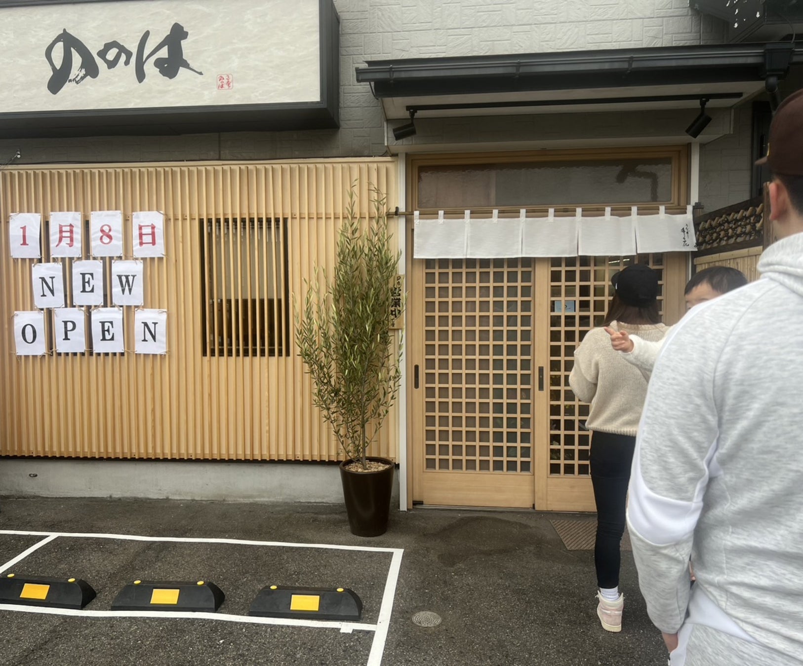 オープン初日は幅広い層のお客様が来店していた。
