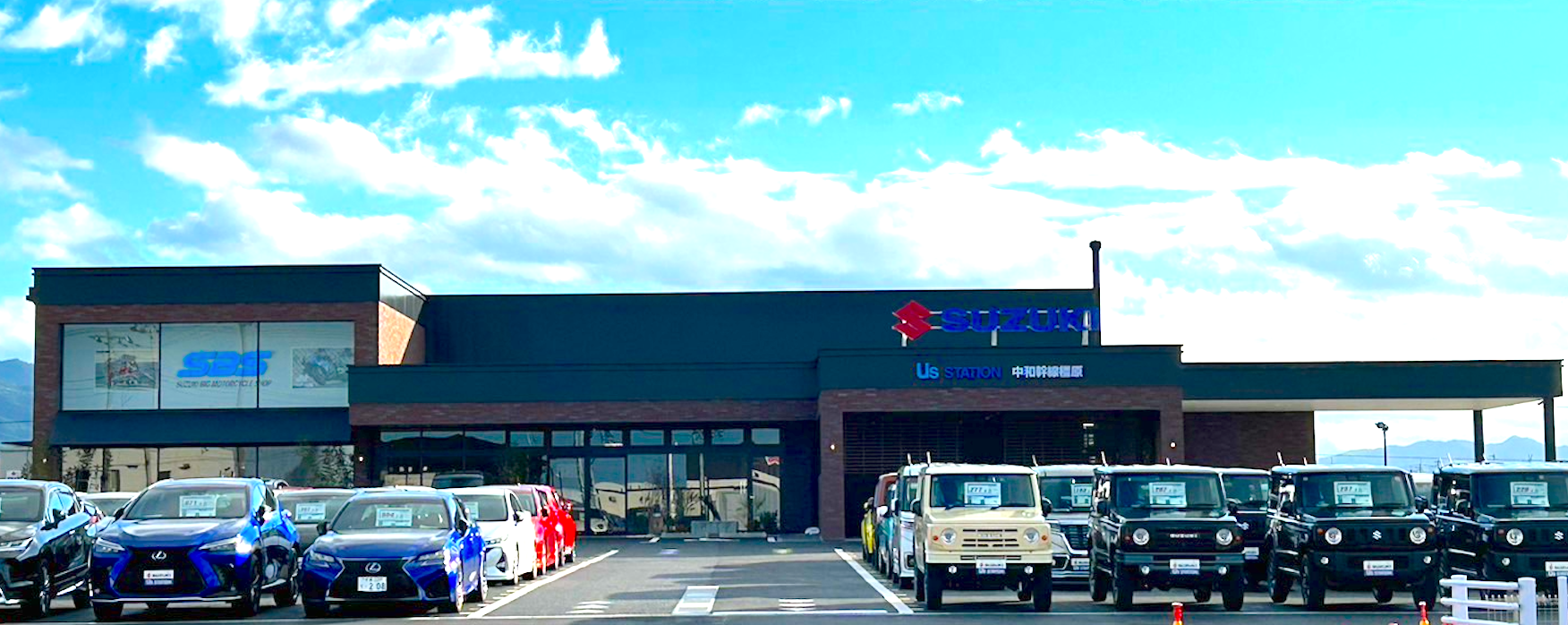 赤レンガ造りが目を引く【Us&nbsp; STATION&nbsp; 中和幹線橿原】（右）と【SBS 奈良橿原】（左）