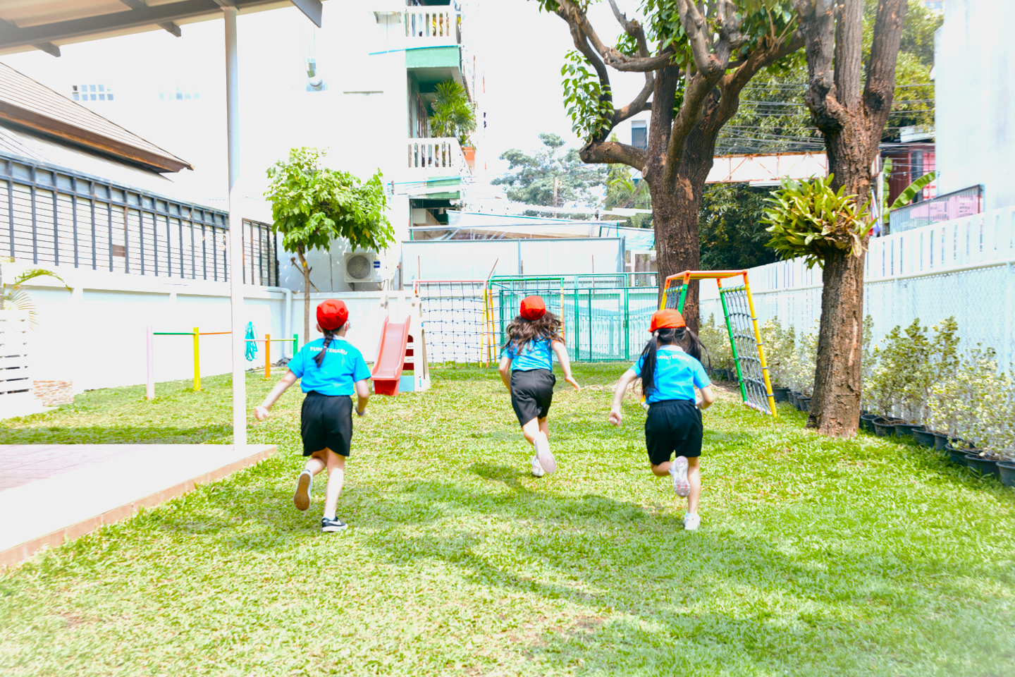 トンロー園：芝生が広がる園庭