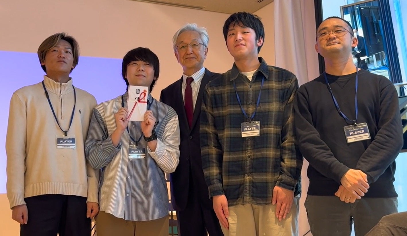 磯田達伸市長（中央）と優勝チームメンバー