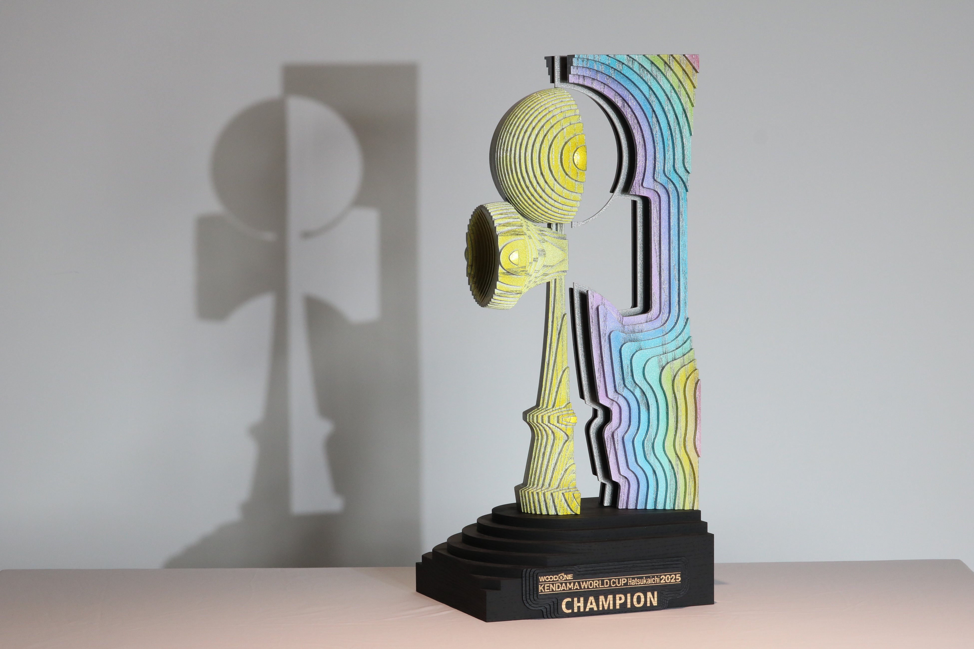 トロフィー （間寛平） 2025年ウッドワンけん玉ワールドカップの優勝トロフィーを広島県の株式