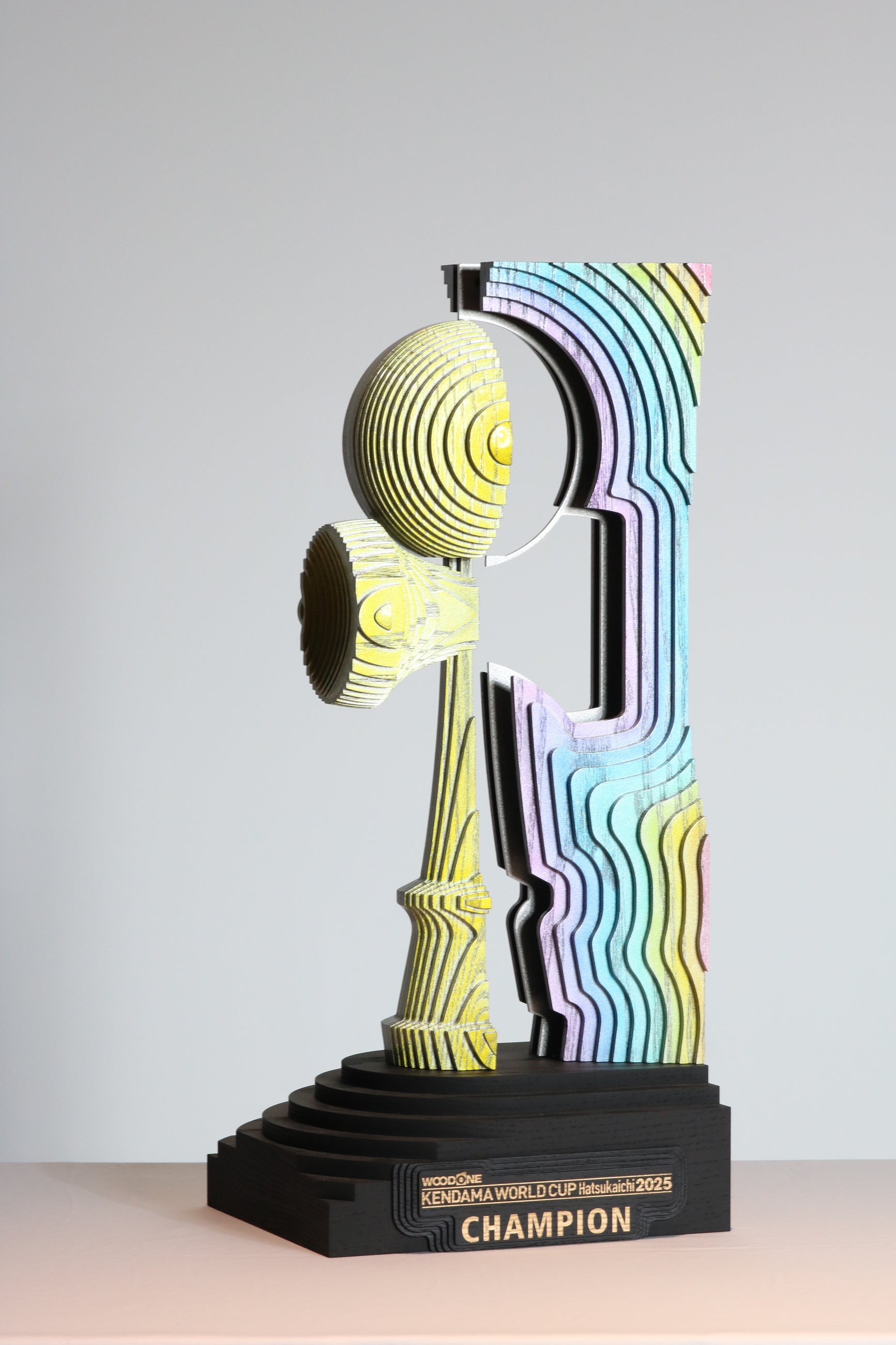 2025年ウッドワンけん玉ワールドカップの優勝トロフィーを広島県の株式