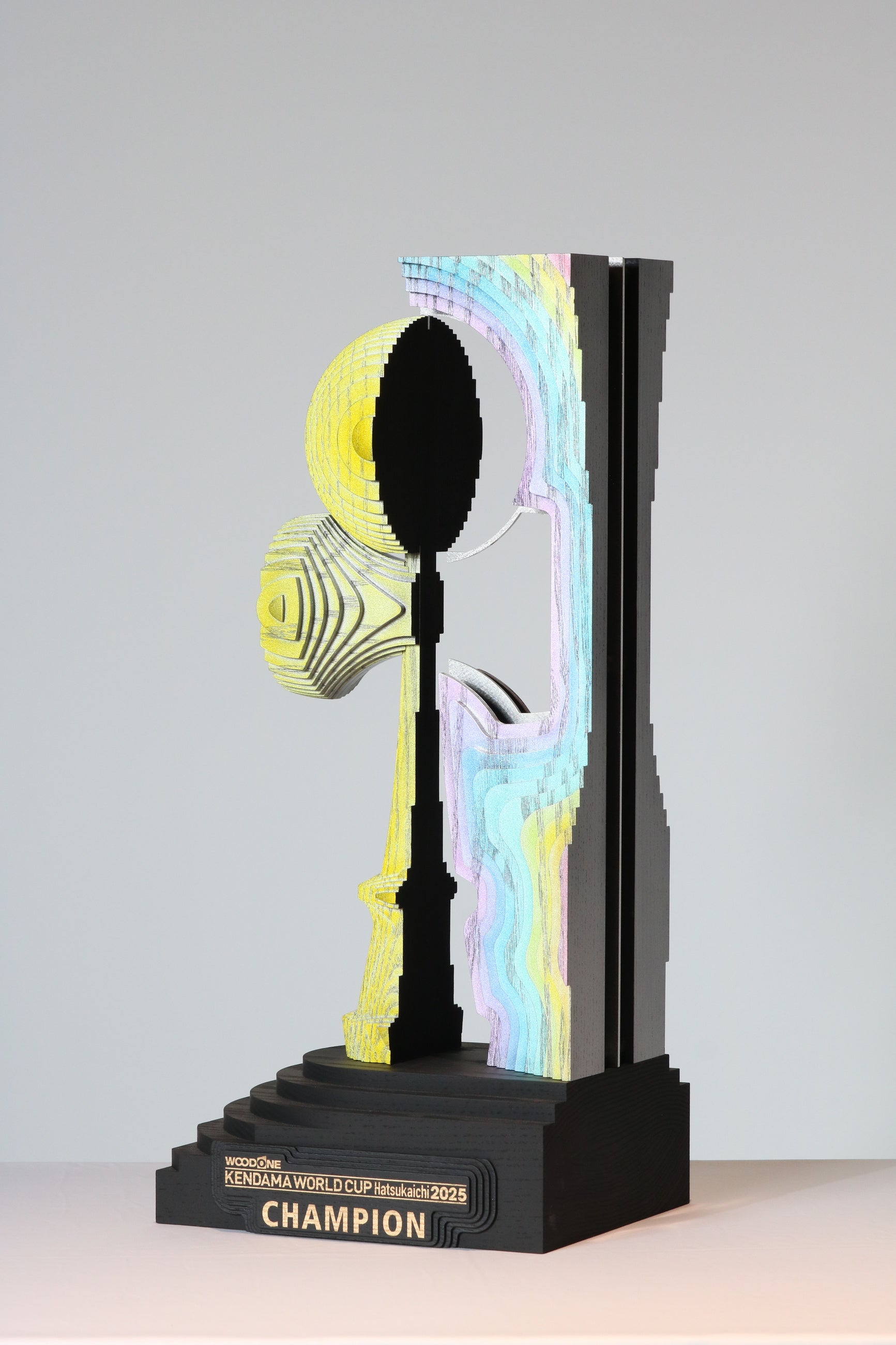 2025年ウッドワンけん玉ワールドカップの優勝トロフィーを広島県の株式
