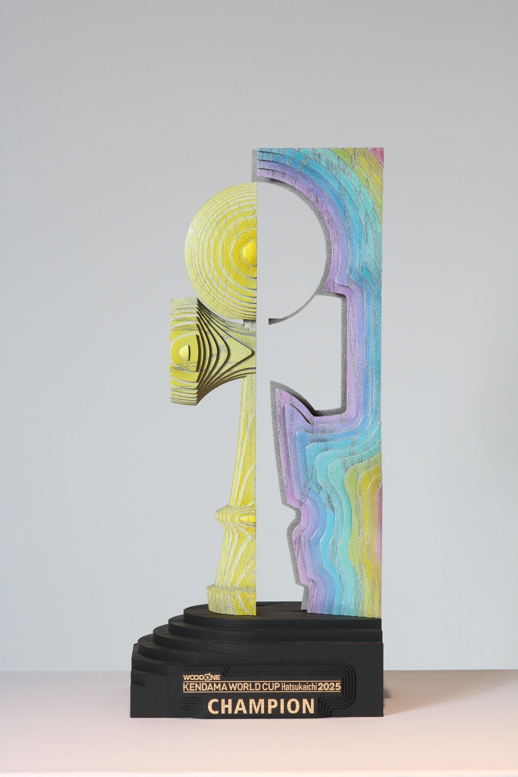 2025年ウッドワンけん玉ワールドカップの優勝トロフィーを広島県の株式