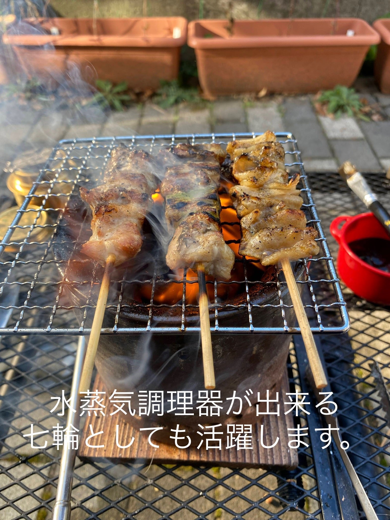焼き鳥を焼いている様子(白く立ち上っているのは煙ではなく水蒸気)