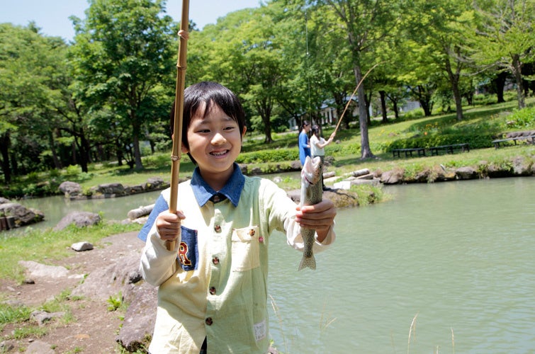 魚に触れ合い楽しい夏の想い出を