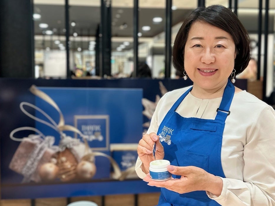 創業者 岡田恵子 現在63歳、すっぴん肌。(出典: PR TIMES)