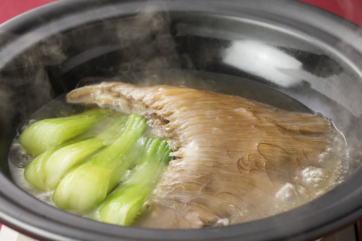 鱶鰭(フカヒレ)姿煮込み(9,800円〜)―大湖苑の看板メニュー