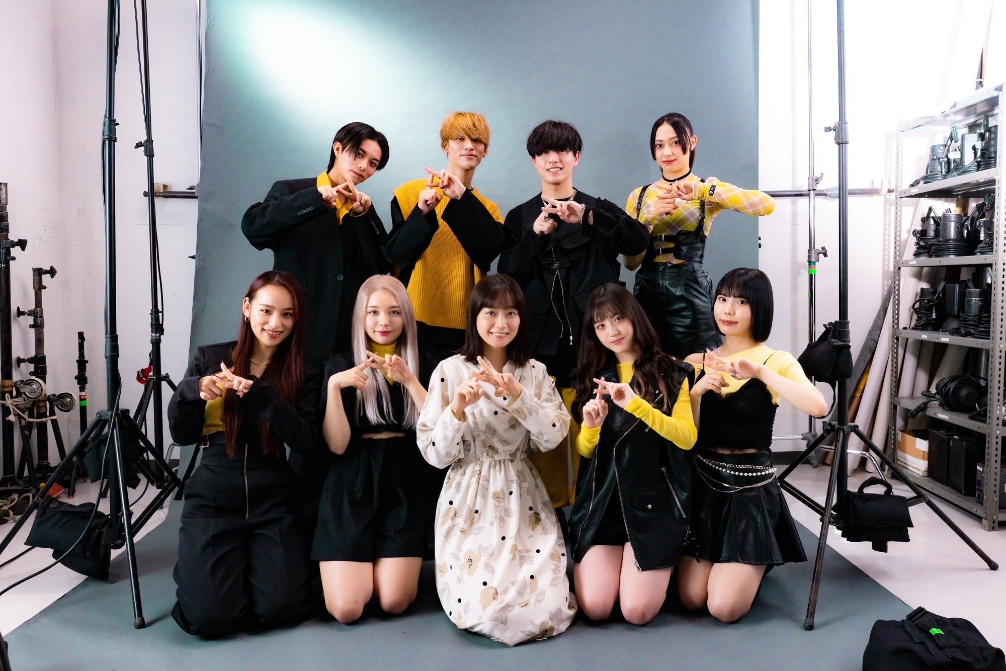 撮影現場へ訪問。主演の深川麻衣と2shot