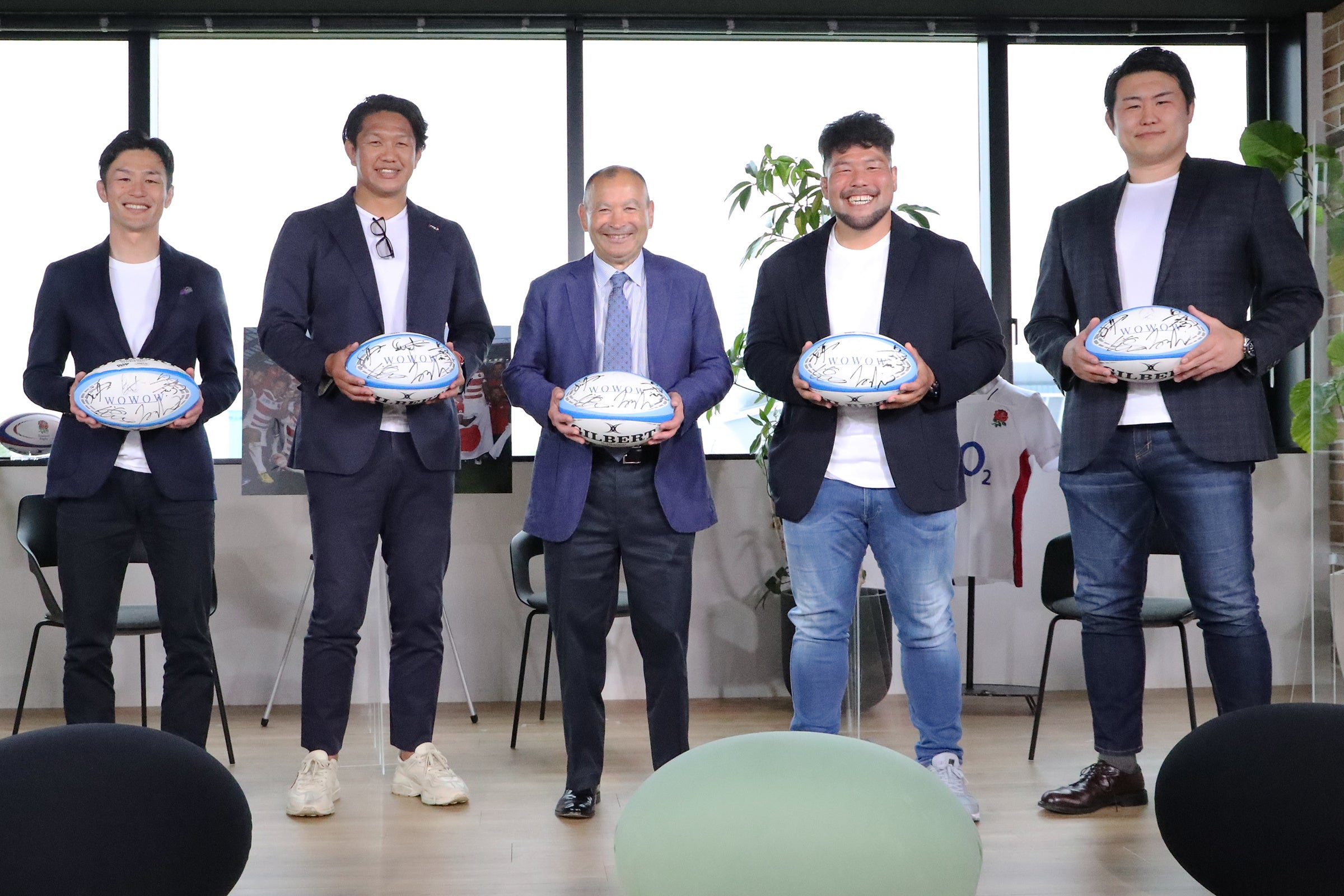 「月刊エディー・ジョーンズ増刊号」に登場する（写真左より）廣瀬俊朗さん、菊谷崇さん、エディー・ジョーンズHC、畠山健介さん、真壁伸弥さん