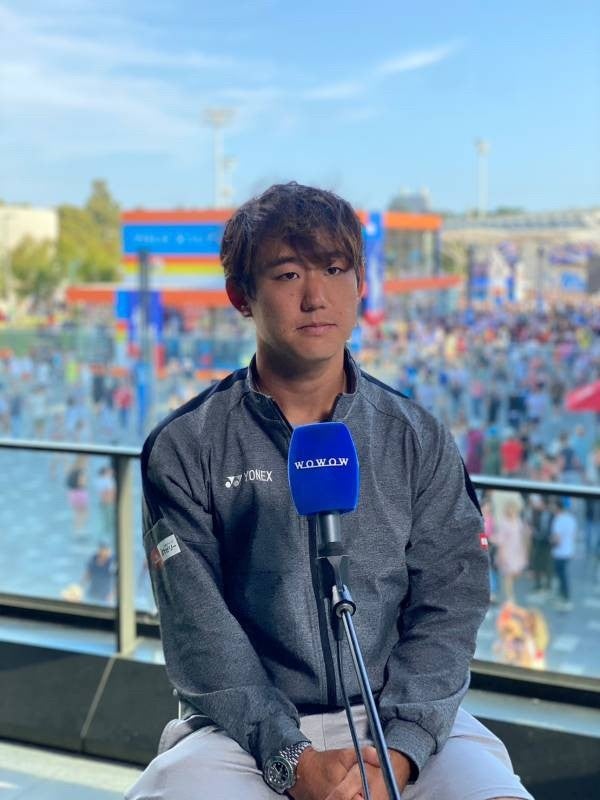 インタビューに答える西岡良仁