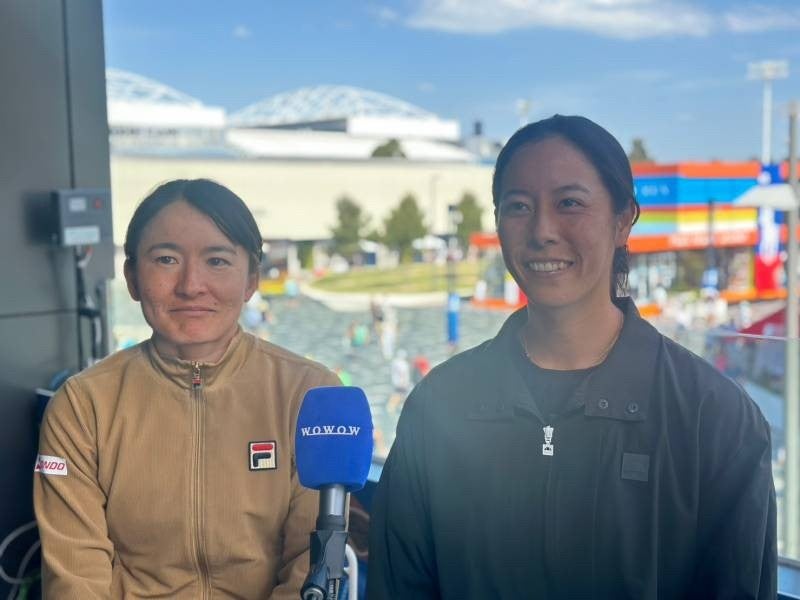 試合後インタビューに応じる青山(左)と柴原