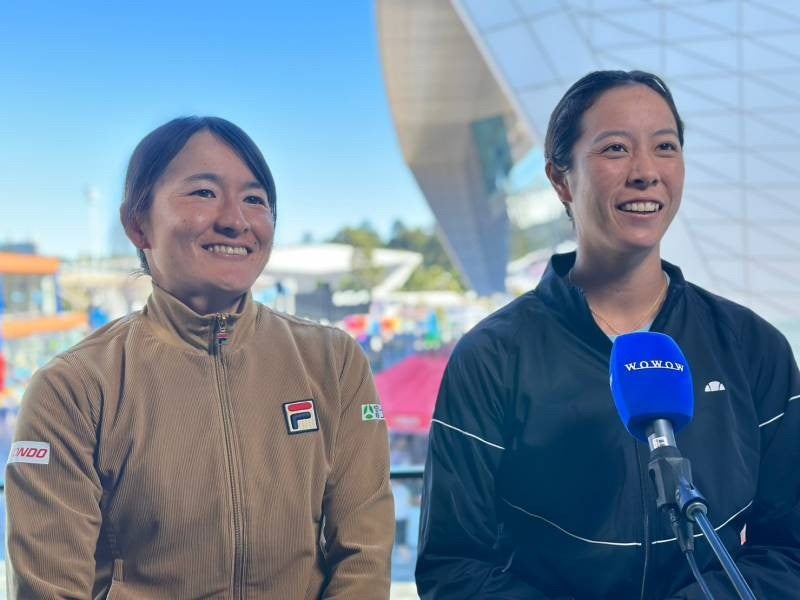 準決勝後にインタビューに答える青山（左）と柴原