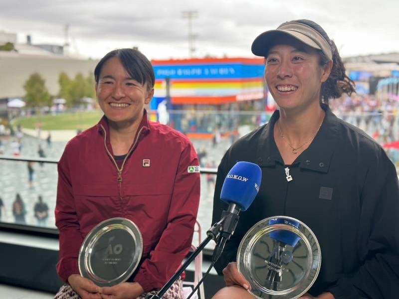 試合後インタビューに応じる青山（左）と柴原