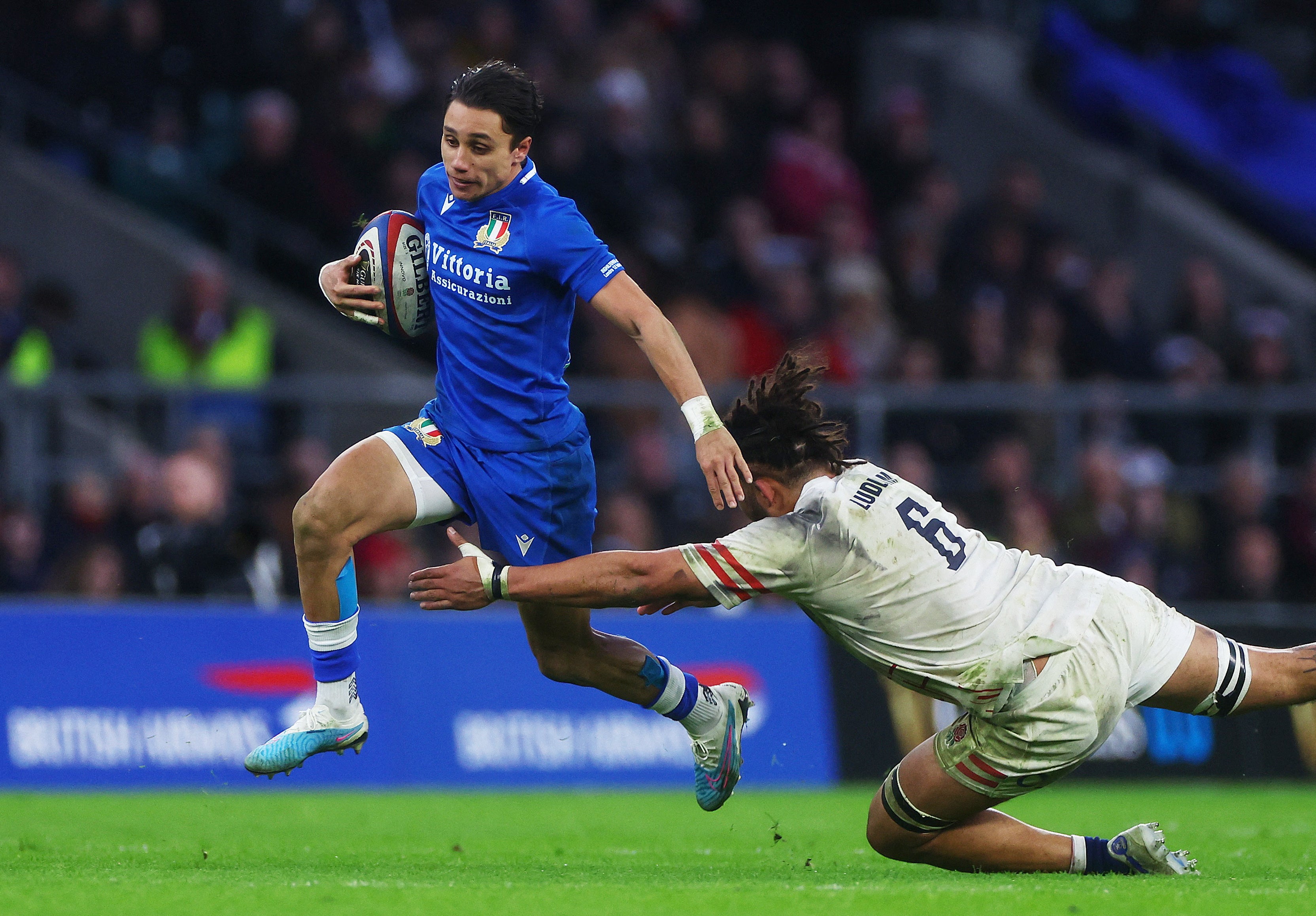 アンジェ・カプオッツォ／©アフロ