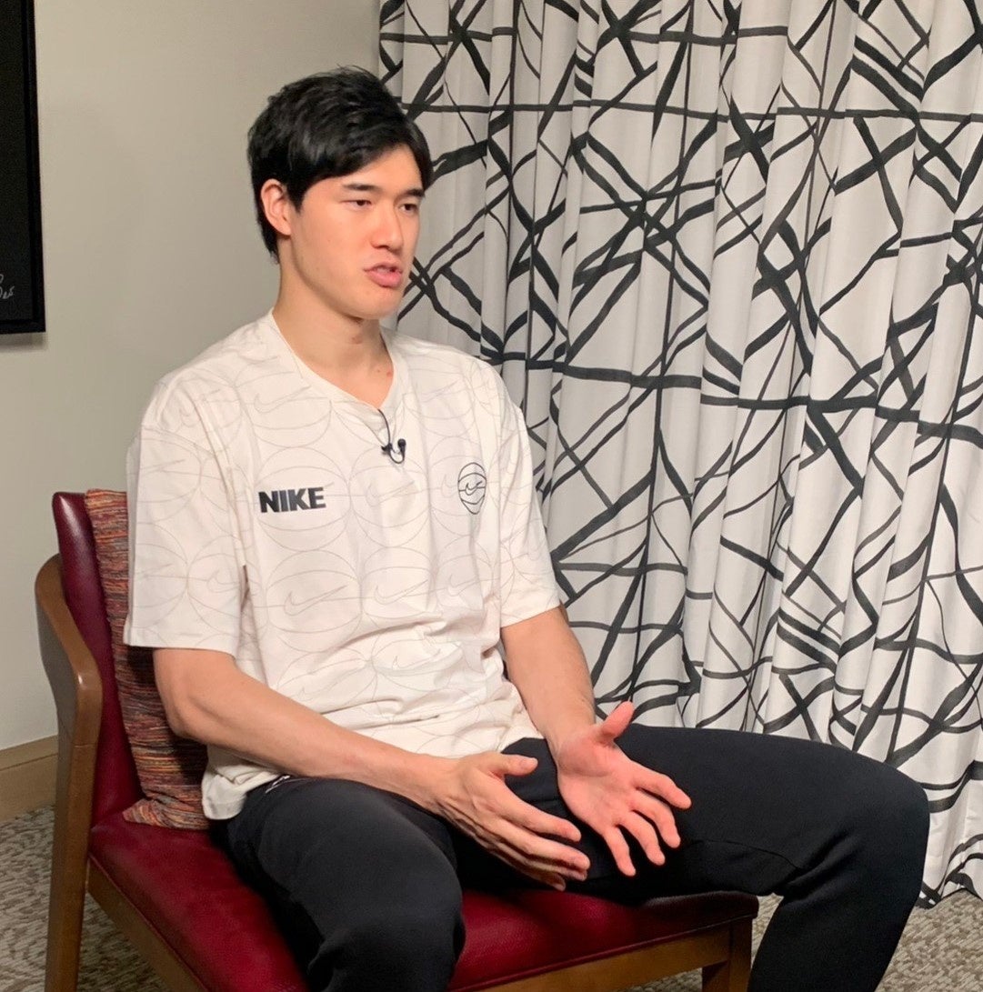 インタビューに答える渡邊雄太選手