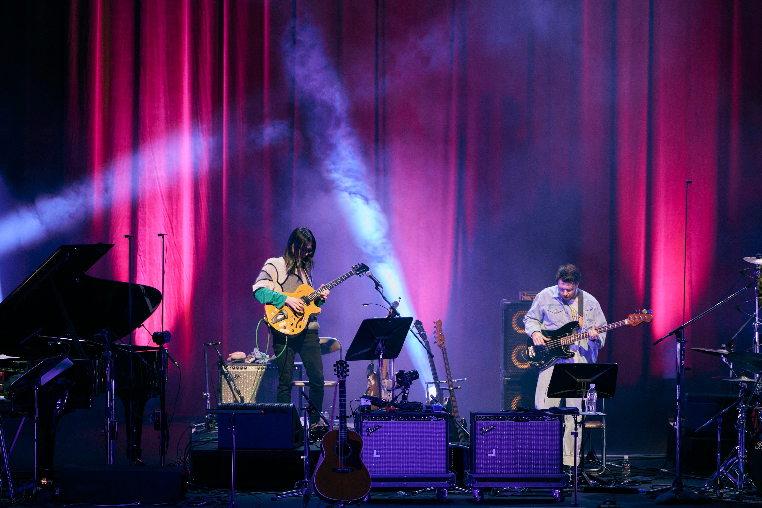 Gt. 細井徳太郎、Ba. マーティ・ホロベック