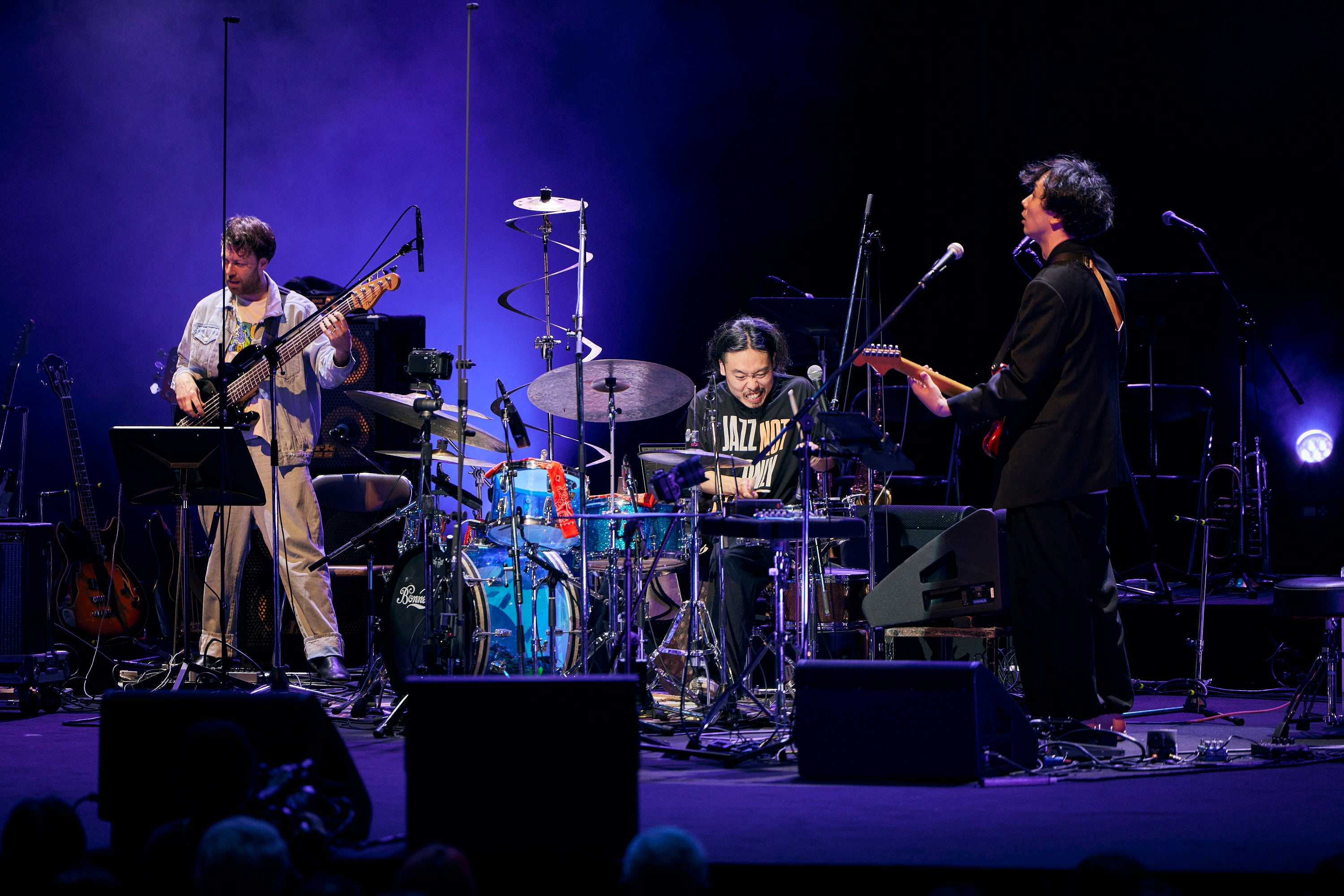 Ba. マーティ・ホロベック、Dr. 石若駿、Gt. 西田修大