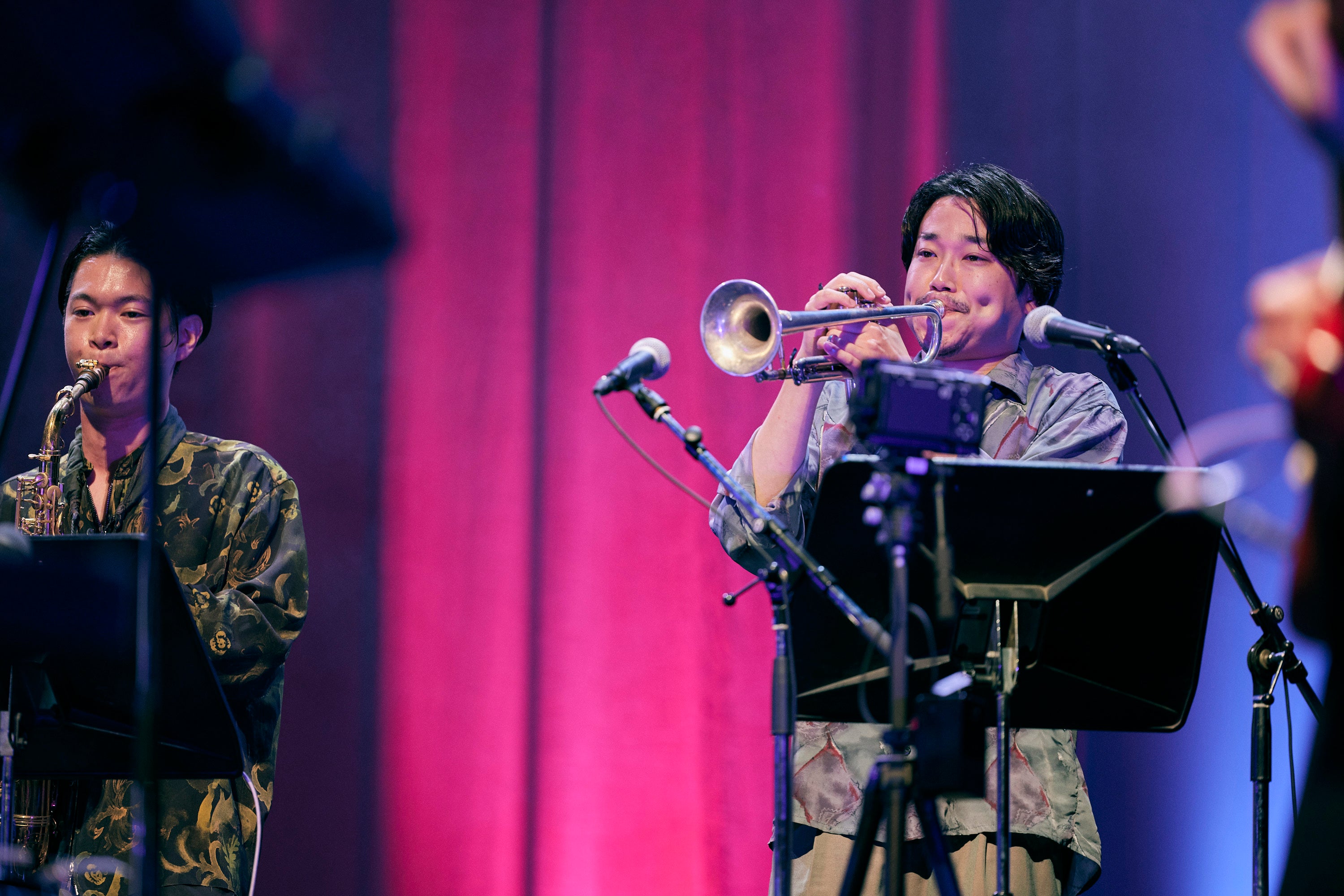 Sax. 松丸契、Tp. 山田丈造