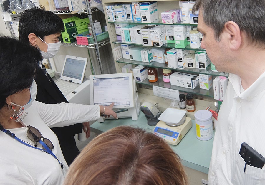 【4月21日】視察に訪れたキルギス共和国の大学関係者3名に対し、調剤室内で散剤の計量や分包についてご説明
