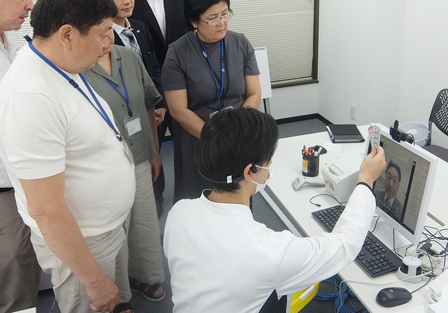 【6月22日】視察に訪れたキルギス共和国の継続教育関係者3名に対し、オンライン服薬指導のデモンストレーションを実施