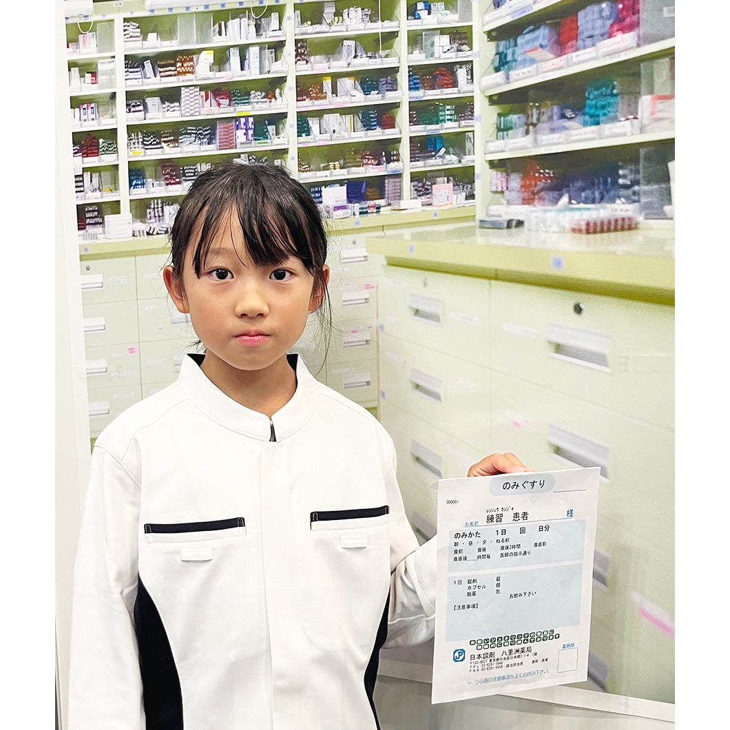 ▲ブース内に貼った調剤室のポスター前ではたくさんの子どもたちが記念写真を撮っていました
