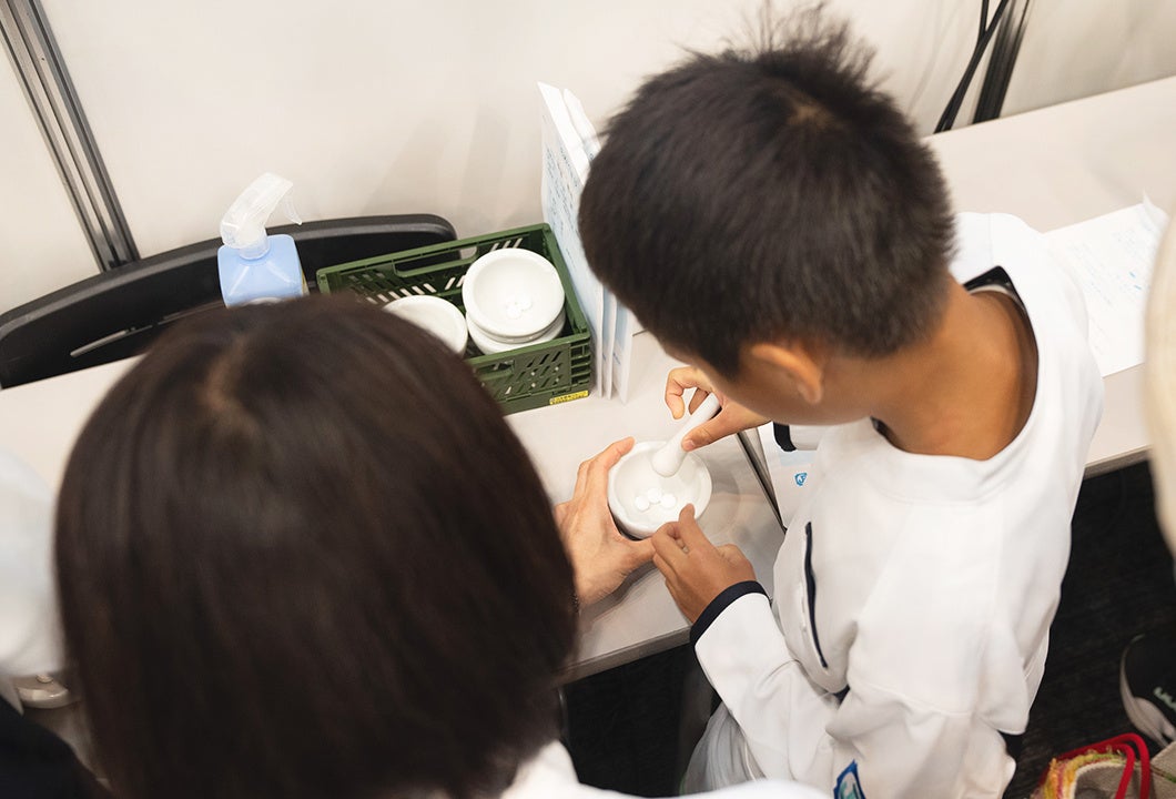 ▲薬局で実際に使用している乳鉢と乳棒を用いて錠剤（ラムネ）を粉砕！