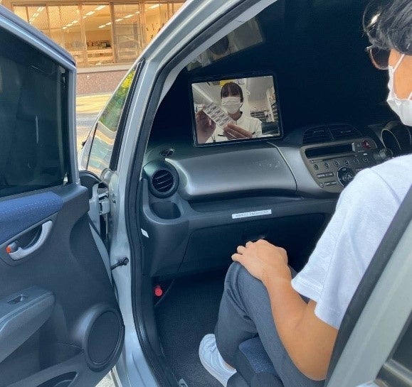 車内でオンライン服薬指導を受ける様子
