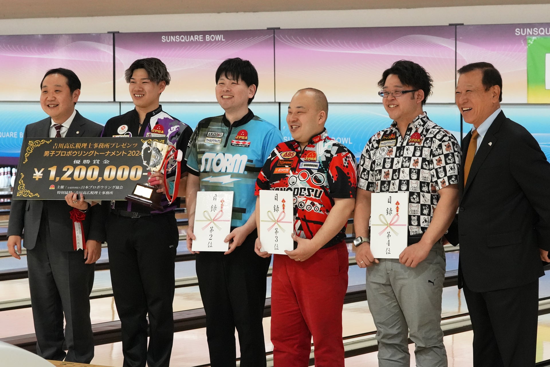 (左から)特別協賛の吉川高広税理士事務所長、藤永、内藤、山本、大久保、JPBA谷口健会長