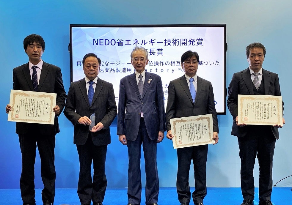 図1　NEDO省エネルギー技術開発賞　理事長賞受賞者（左からコニカミノルタケミカル、高砂ケミカル、NEDO斎藤理事長、高砂ケミカル、田辺三菱製薬）