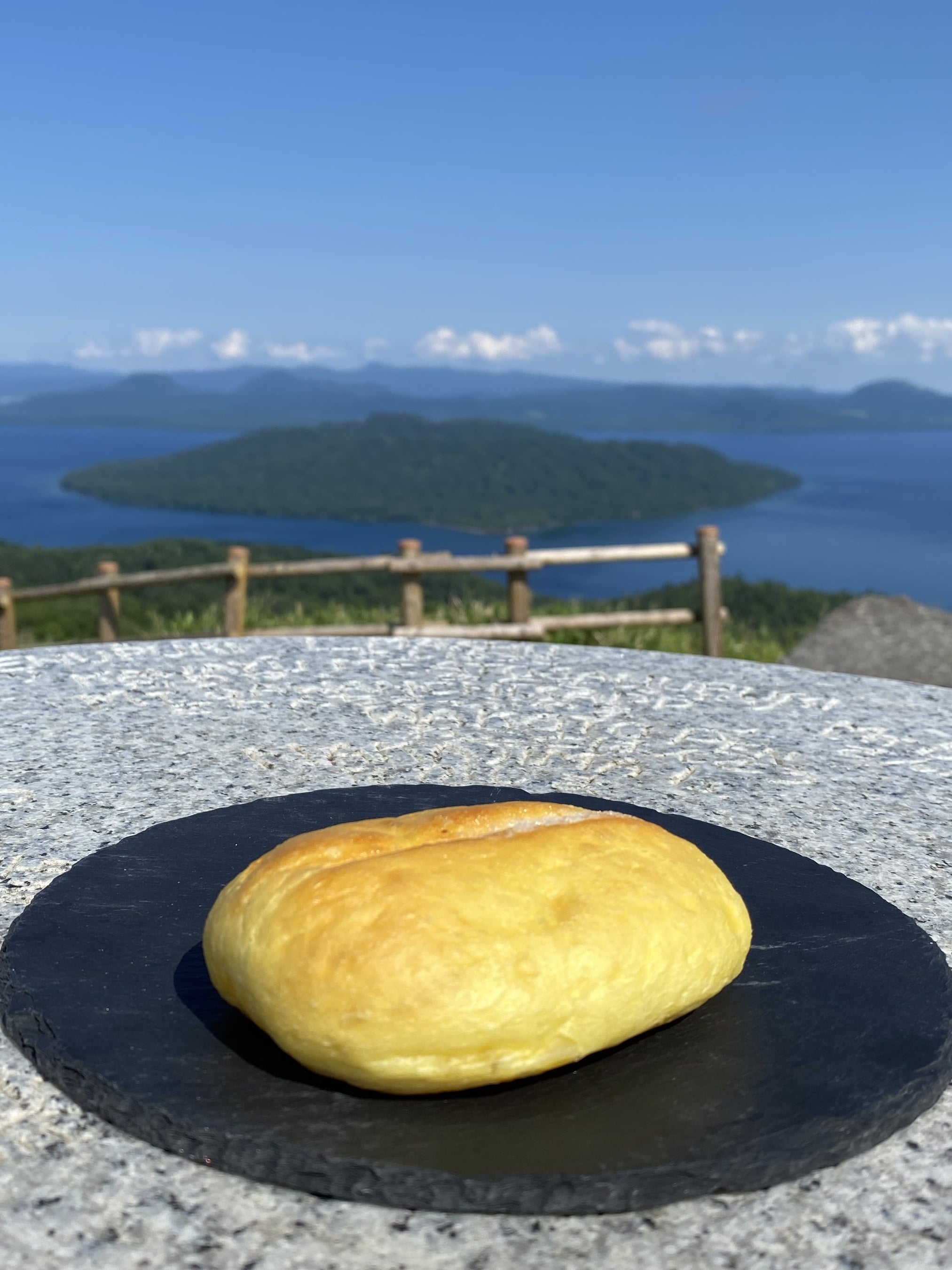 美幌峠店にて、絶景と絶品のパンをお楽しみください。