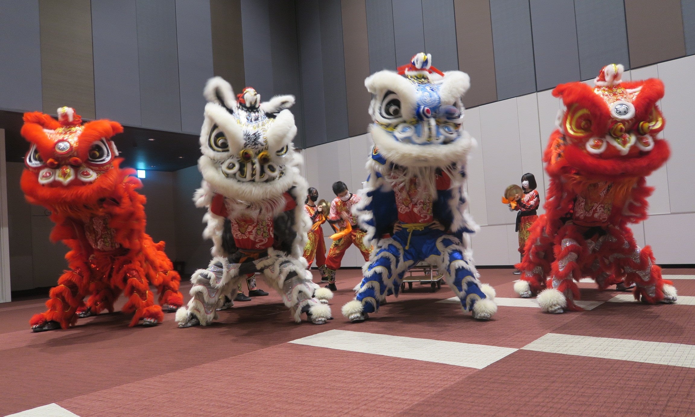「祈願獅子舞」 パシフィコブルーとチャイナレッドの鮮やかな獅子4頭
