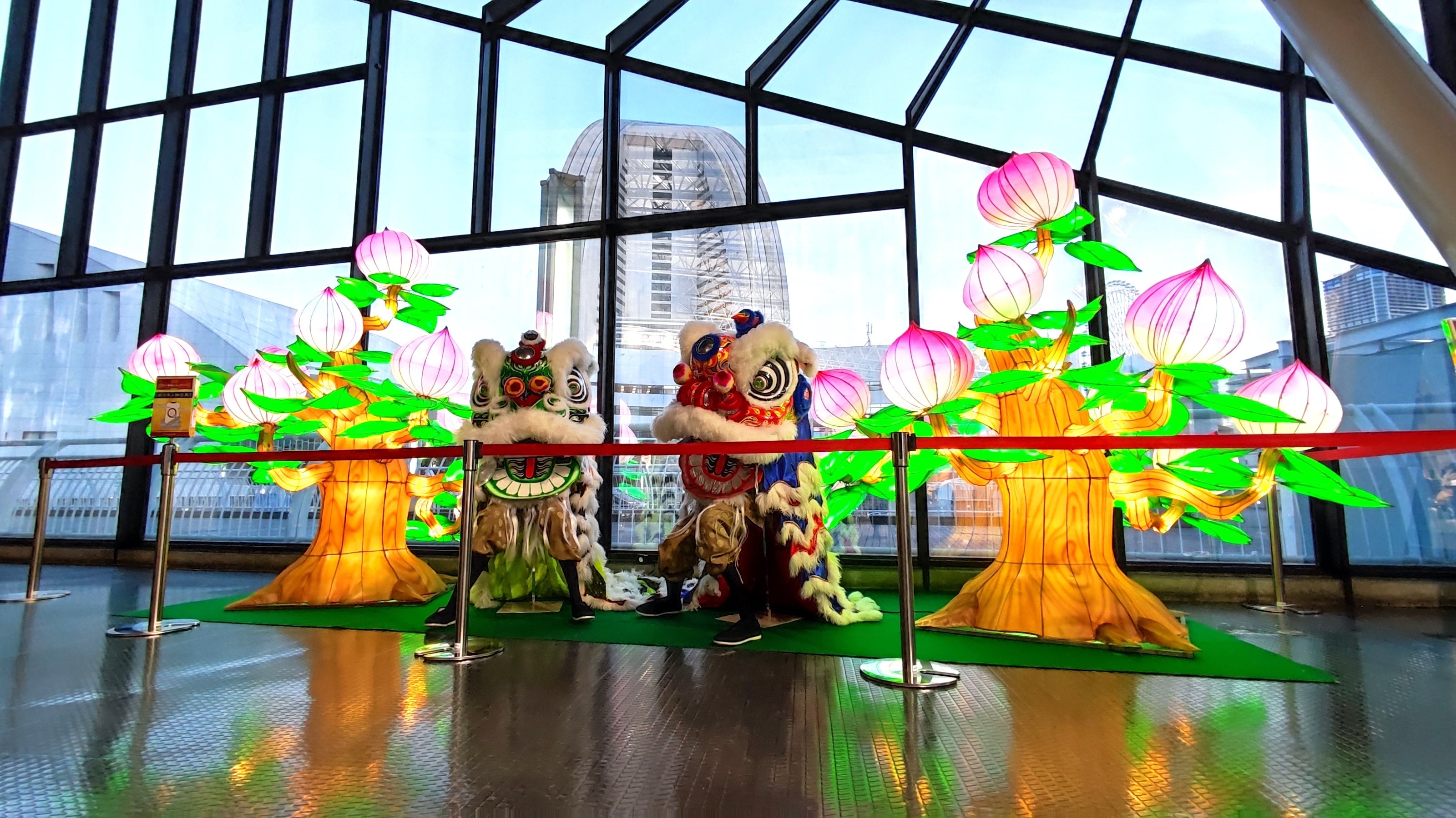 ランタンオブジェの展示（中華獅子と桃の木）