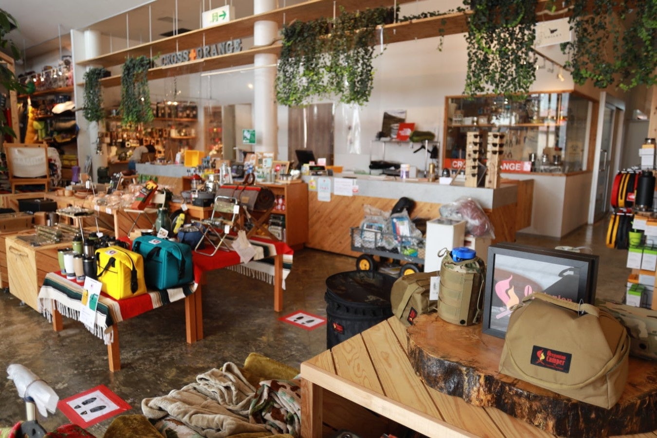 CROSSORANGE店内