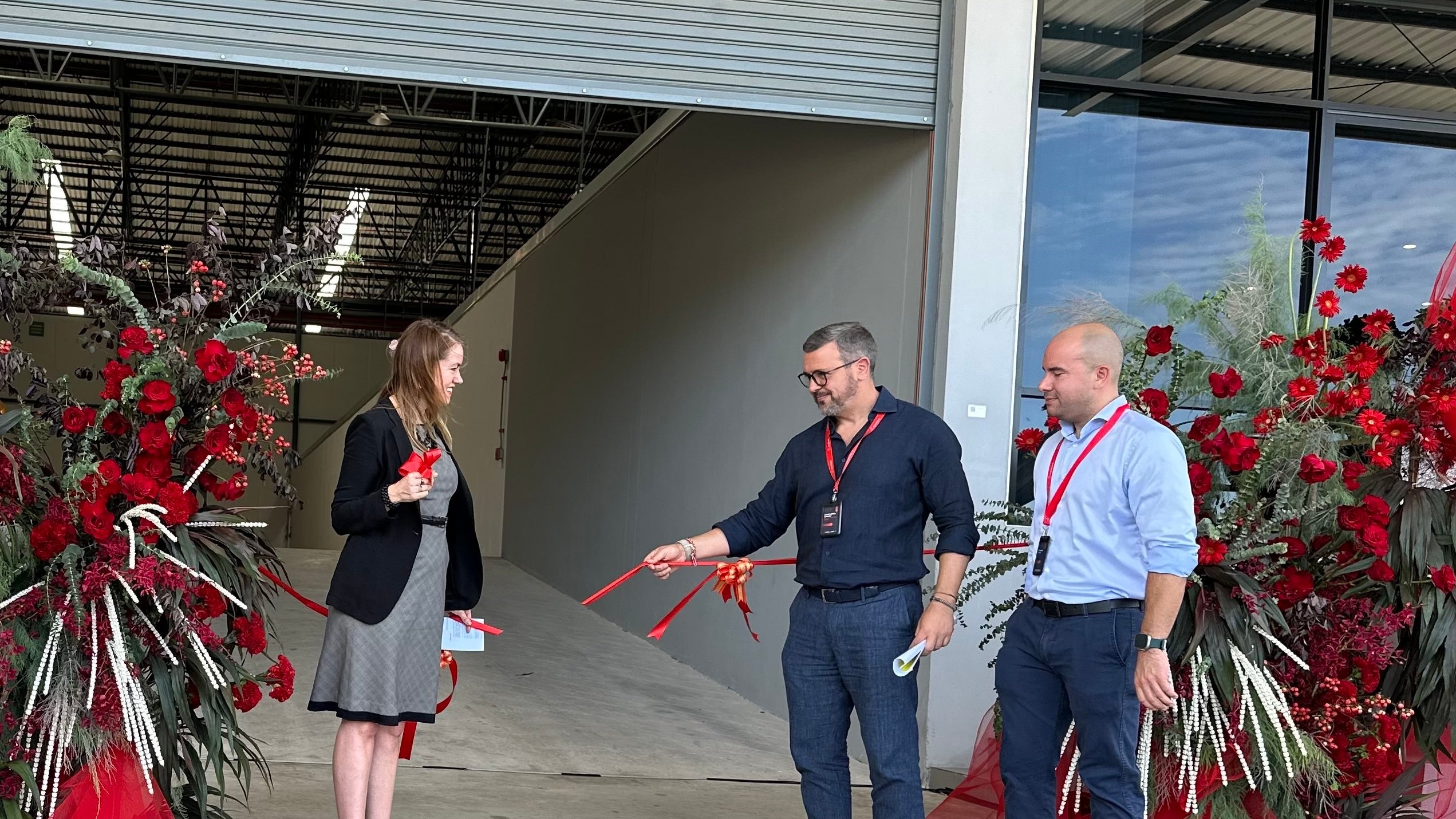 ▲テープカット時の様子（左から在バンコク・ノルウェー大使館大使代理Thea Ottmann、 AutoStore COO Israel Losada Salvador、AutoStore ファクトリーマネージングディレクターAlexander Høvik）