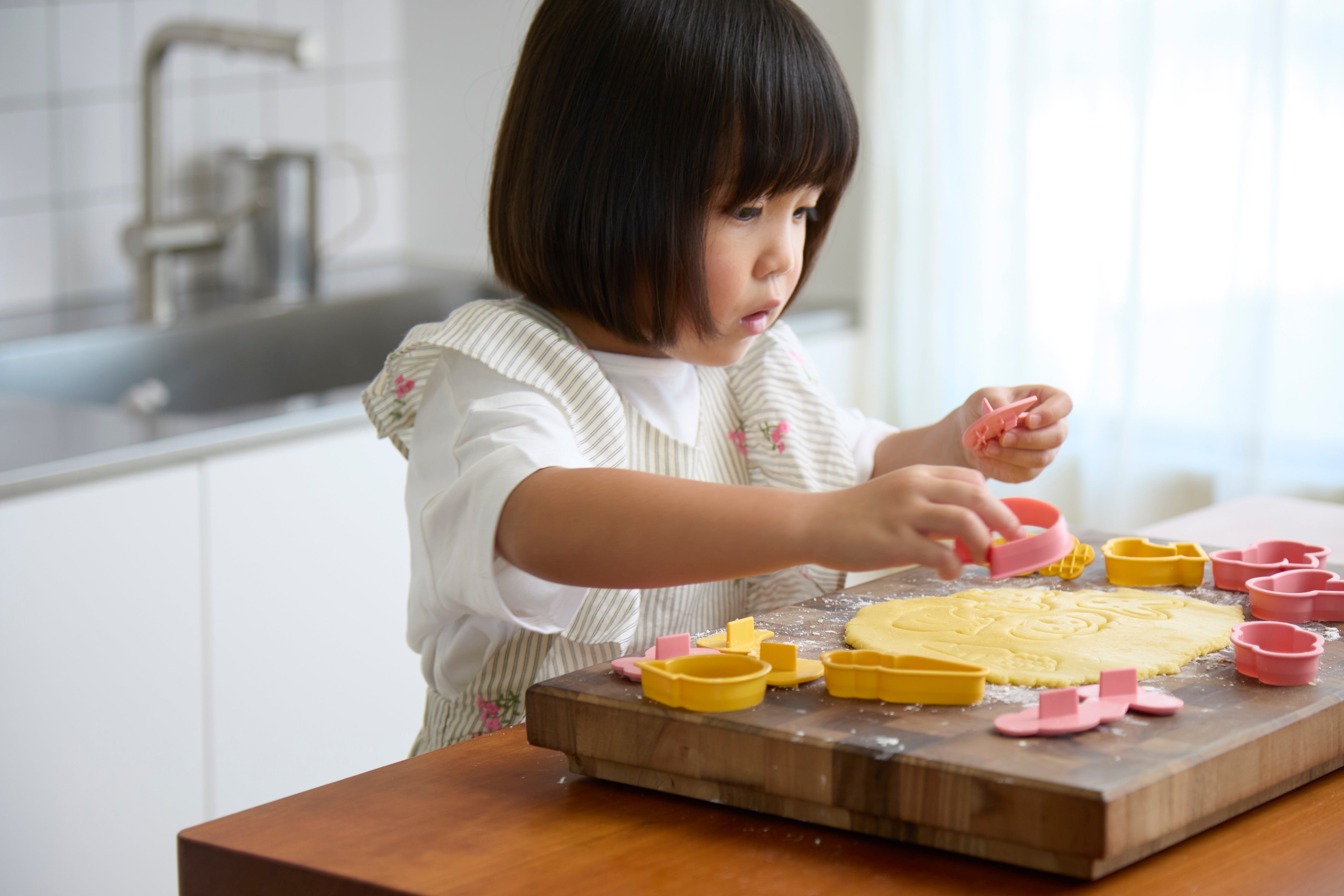 「台所育児」をもっと安心に。2歳頃からの“自分でやりたい！”を支える、子どもサイズの調理道具5種セット「tane はじめてのキッチンセット」10/5webサイトにて発売開始