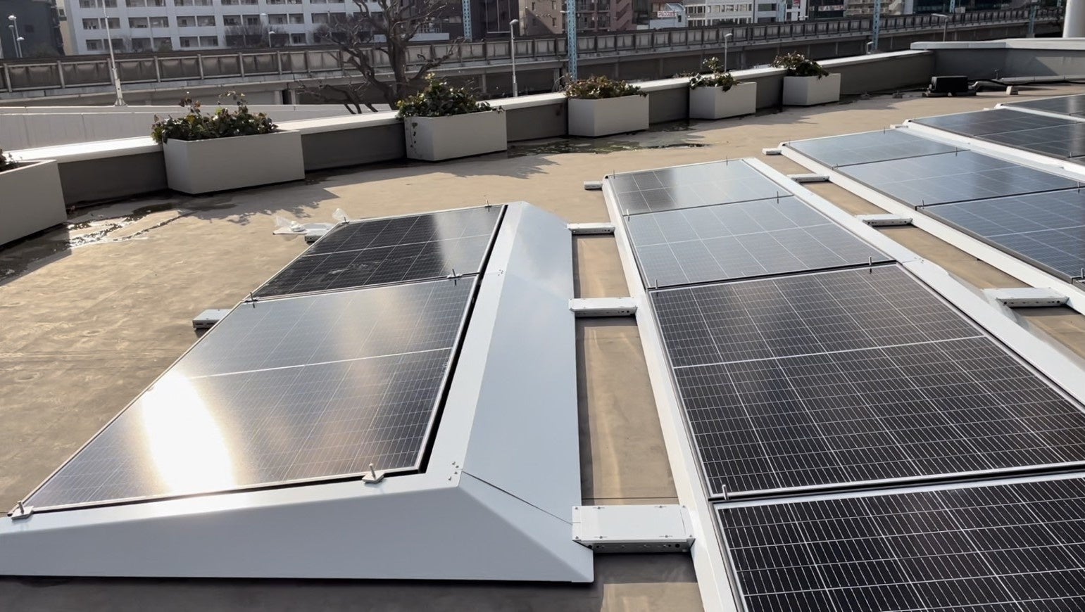 ▲「BAYSTORE HOME」屋根上に設置した太陽光パネル