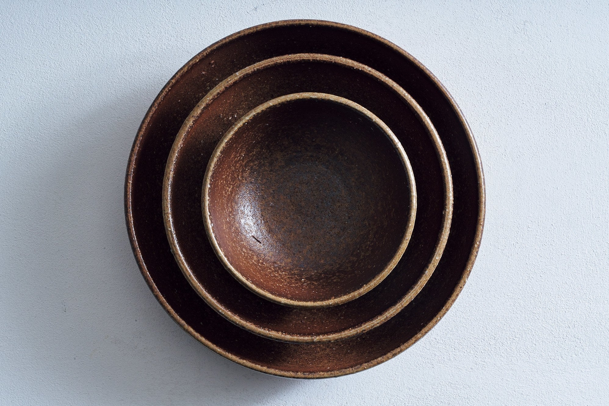 がっしりしていて頼もしく、繊細でキュート。隣り合っていても焼き上がりの風合いに違いが生まれる。経験値頼りだが、思いがけない出来映えに遭遇することも。