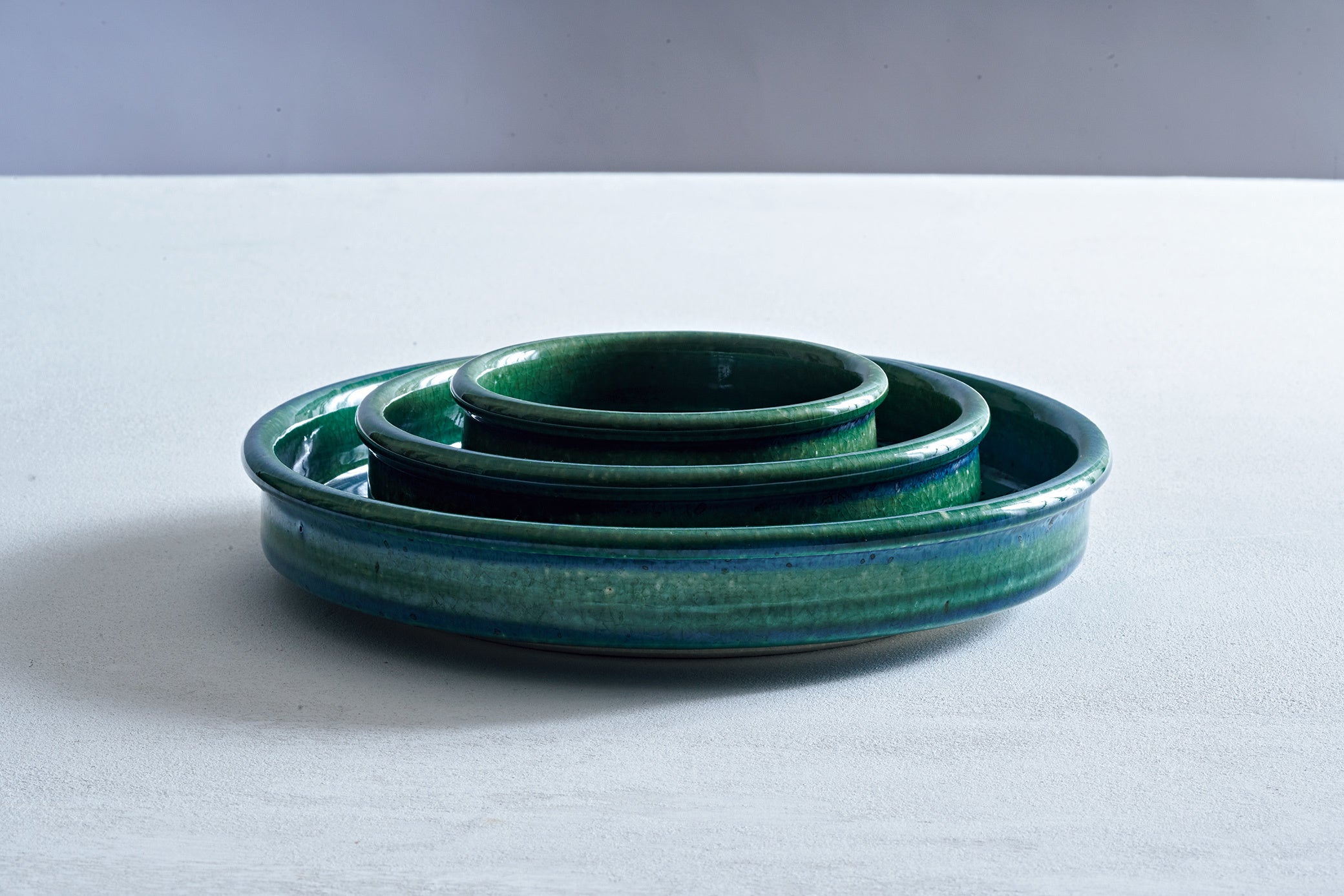 和食でも洋食でもしっくりくる魅力的なエメラルド色。釉薬も手製という瀬戸本業窯。緑釉をかけて焼成された今回の品では、釉薬に含まれる銅が結晶化した斑点状の模様も唯一無二の景色に。