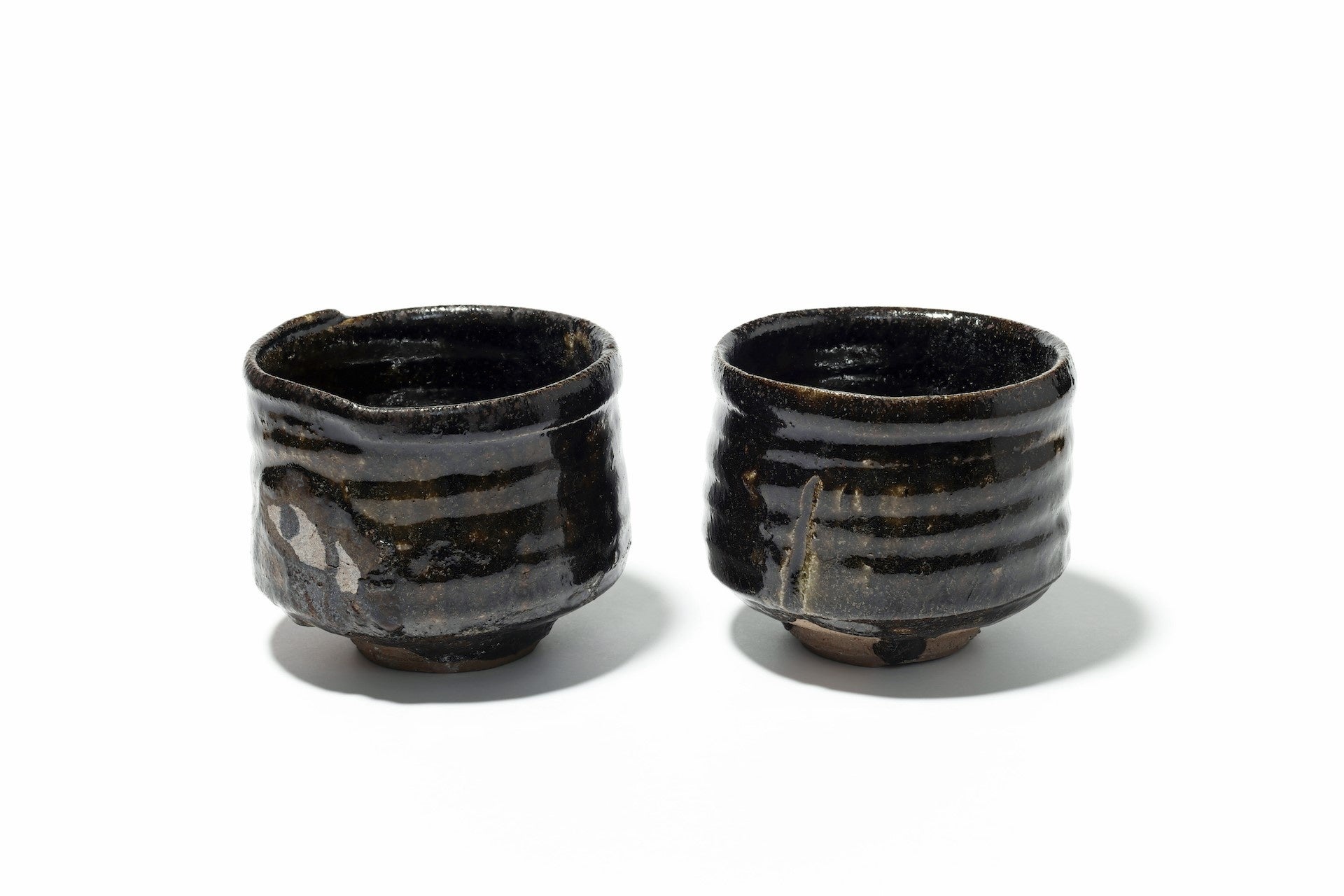 北本の鬼板は予想以上に鉄分が多かったため、より黒く発色。なめらかな質感とずっしりとした重厚感のある茶碗