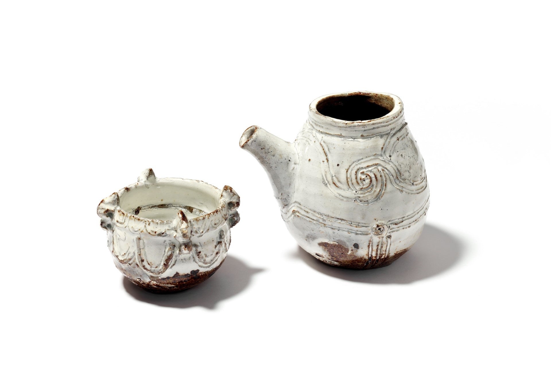 縁にツノがあるようなぐい呑みは、北本で出土した浅鉢形土器をイメージ。注器の文様は、北本の土器や陶片の文様をイメージ